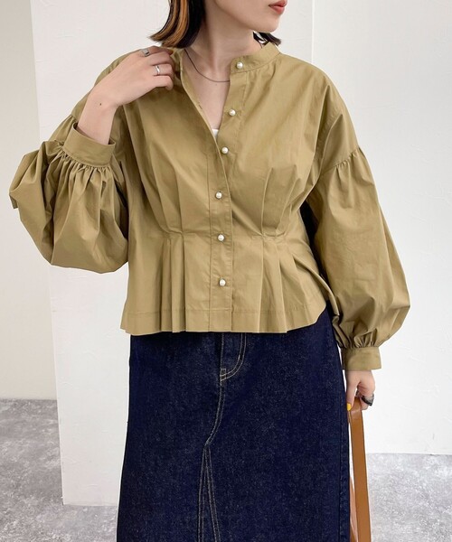 fredy emue（フレディエミュ）の「パールボタン クロップドタック ブラウス（シャツ/ブラウス・レディース・オフホワイト/ネイビー/ブルー系その他/ベージュ・38）」の3枚目の写真