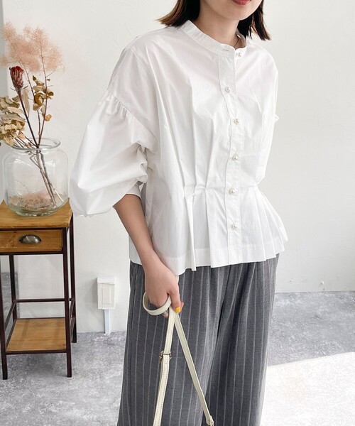 fredy emue（フレディエミュ）の「パールボタン クロップドタック ブラウス（シャツ/ブラウス・レディース・オフホワイト/ネイビー/ブルー系その他/ベージュ・38）」の2枚目の写真