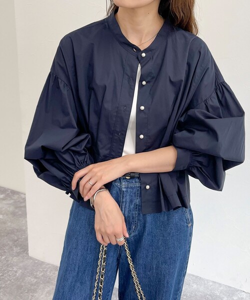 fredy emue（フレディエミュ）の「パールボタン クロップドタック ブラウス（シャツ/ブラウス・レディース・オフホワイト/ネイビー/ブルー系その他/ベージュ・38）」の5枚目の写真