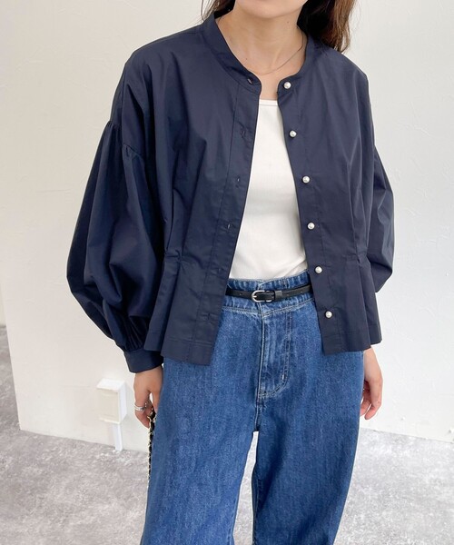 fredy emue（フレディエミュ）の「パールボタン クロップドタック ブラウス（シャツ/ブラウス・レディース・オフホワイト/ネイビー/ブルー系その他/ベージュ・38）」の6枚目の写真