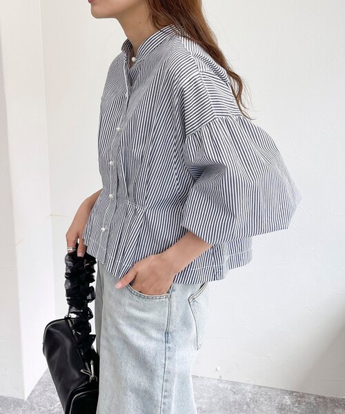 fredy emue（フレディエミュ）の「パールボタン クロップドタック ブラウス（シャツ/ブラウス・レディース・オフホワイト/ネイビー/ブルー系その他/ベージュ・38）」の13枚目の写真