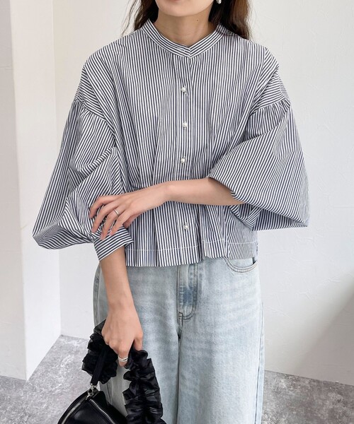 fredy emue（フレディエミュ）の「パールボタン クロップドタック ブラウス（シャツ/ブラウス・レディース・オフホワイト/ネイビー/ブルー系その他/ベージュ・38）」の15枚目の写真