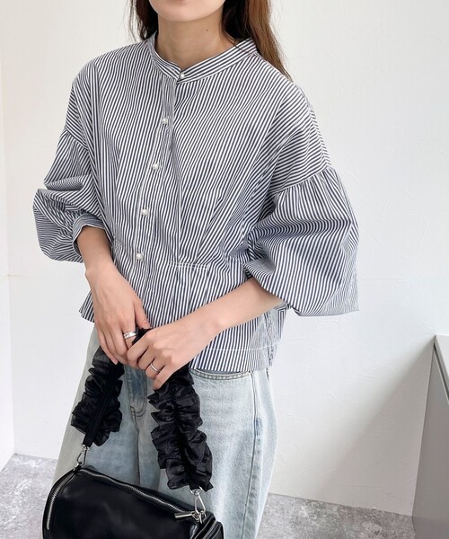 fredy emue（フレディエミュ）の「パールボタン クロップドタック ブラウス（シャツ/ブラウス・レディース・オフホワイト/ネイビー/ブルー系その他/ベージュ・38）」の16枚目の写真