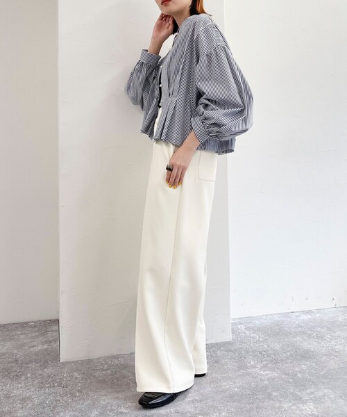 fredy emue（フレディエミュ）の「パールボタン クロップドタック ブラウス（シャツ/ブラウス・レディース・オフホワイト/ネイビー/ブルー系その他/ベージュ・38）」の20枚目の写真