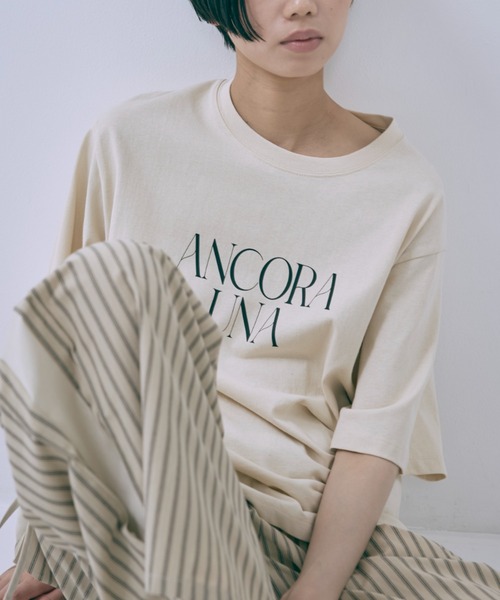 EN NEUME(エンノイム)の「Logo Printed Tee(Tシャツ/カットソー・レディース・ライトベージュ/オフホワイト/ブラウン・FREE)」の8枚目の写真