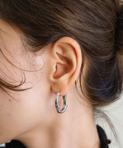 URBAN RESEARCH Sonny Label（アーバンリサーチサニーレーベル）の「ウェーブフープピアス（ピアス（両耳用）・レディース・ゴールド/シルバー・ONE）」の2枚目の写真
