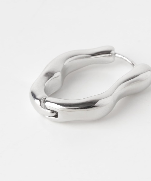 URBAN RESEARCH Sonny Label（アーバンリサーチサニーレーベル）の「ウェーブフープピアス（ピアス（両耳用）・レディース・ゴールド/シルバー・ONE）」の6枚目の写真