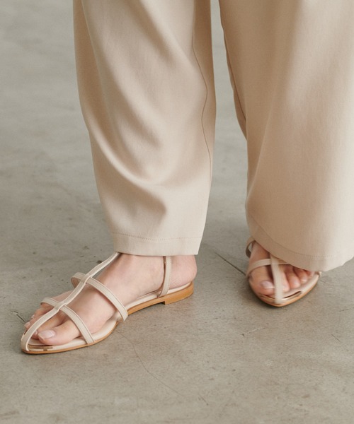 LARUTA(ラルータ)の「【LARUTA】ポインテッドTストラップサンダル(サンダル・レディース・ブラック/アイボリー・LARGE/MEDIUM)」の3枚目の写真