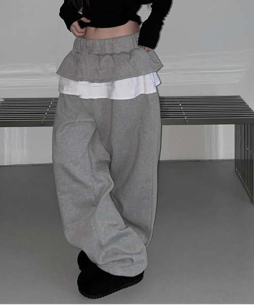 gossip!ロサンゼルス(ゴシップロサンゼルス)の「Y2K 配色ラッフルフリルワイドスウェットパンツ(スラックス・レディース・グレー/ブラック・FREE)」の1枚目の写真