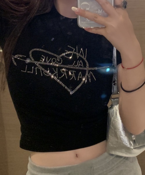 lilful(リルフル)の「ラインストーン ハートレタリングロゴ コンパクトピチT(Tシャツ/カットソー・レディース・ホワイト/ブラック・M/S)」の2枚目の写真