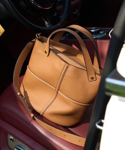 NiiNa(ニーナ)の「【 NiiNa / ニーナ 】高品質牛革 2way 大容量 クロスデザイン バケットバッグ(ショルダーバッグ・レディース・ブラウン/ブラック・FREE)」の8枚目の写真