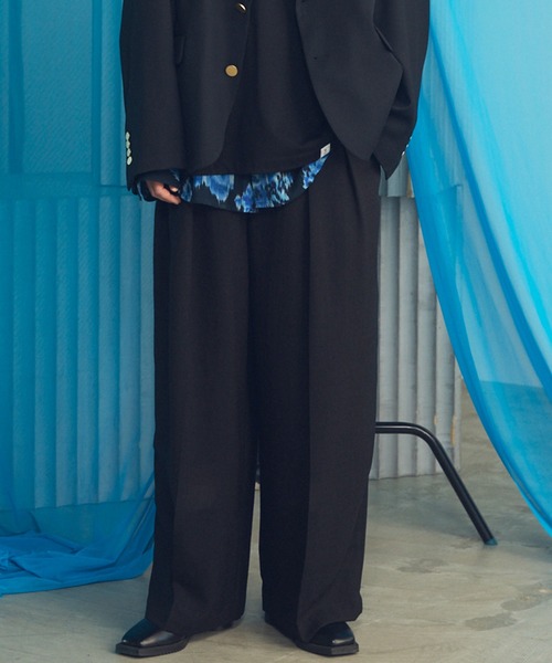 MAISON SPECIAL（メゾンスペシャル）の「《UNISEX》Triacetate Prime-Wide Two-tuck Slacks/トリアセテートプライムワイドツータックスラックス【MAISON SPECIAL/メゾンスペシャル】■セットアップ対応■（スラックス・メンズ・ブラック/グレイッシュベージュ/チャコールグレー/ブルー・0/1/2）」の2枚目の写真