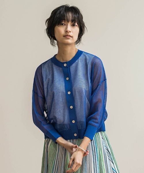 MAYSON GREY(メイソングレイ)の「透かし柄編みニットカーディガン≪手洗い可能≫(カーディガン/ボレロ・レディース・ブルー/イエロー/ホワイト/ライトグレー/チャコールグレー・M)」の5枚目の写真