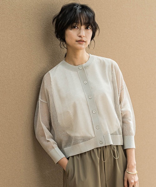 MAYSON GREY(メイソングレイ)の「透かし柄編みニットカーディガン≪手洗い可能≫(カーディガン/ボレロ・レディース・ブルー/イエロー/ホワイト/ライトグレー/チャコールグレー・M)」の4枚目の写真