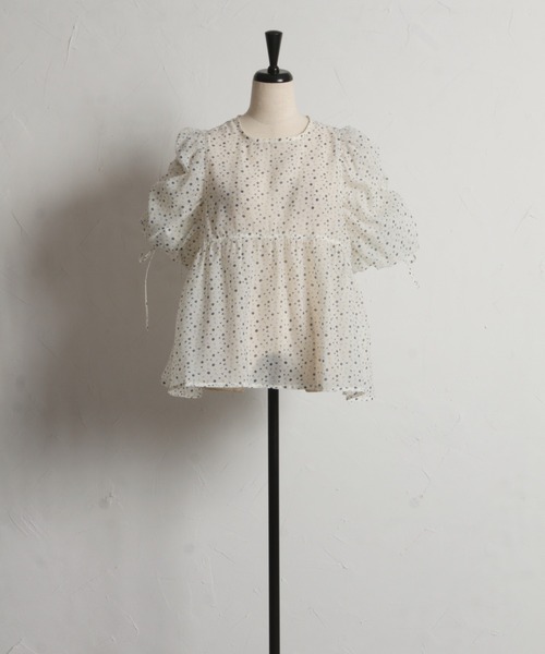 tocco closet(トッコ クローゼット)の「【ZOZO限定】小花柄デザインドロストスリーブブラウス(シャツ/ブラウス・レディース・ブラック/ブルー/ブラウン・M)」の4枚目の写真