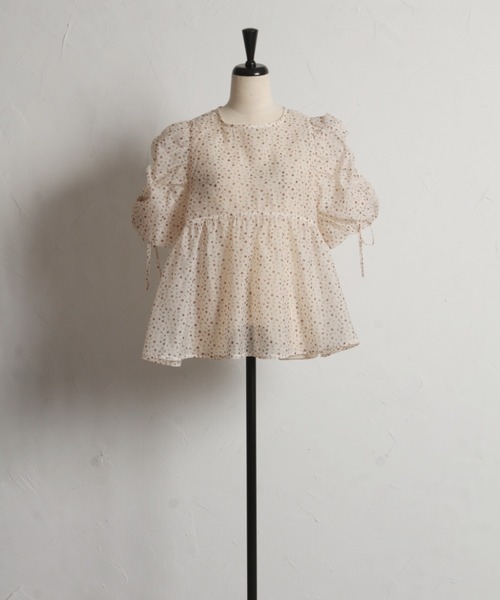 tocco closet(トッコ クローゼット)の「【ZOZO限定】小花柄デザインドロストスリーブブラウス(シャツ/ブラウス・レディース・ブラック/ブルー/ブラウン・M)」の6枚目の写真