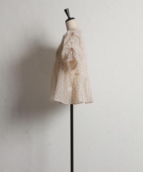 tocco closet(トッコ クローゼット)の「【ZOZO限定】小花柄デザインドロストスリーブブラウス(シャツ/ブラウス・レディース・ブラック/ブルー/ブラウン・M)」の7枚目の写真