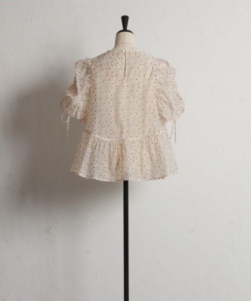 tocco closet(トッコ クローゼット)の「【ZOZO限定】小花柄デザインドロストスリーブブラウス(シャツ/ブラウス・レディース・ブラック/ブルー/ブラウン・M)」の8枚目の写真