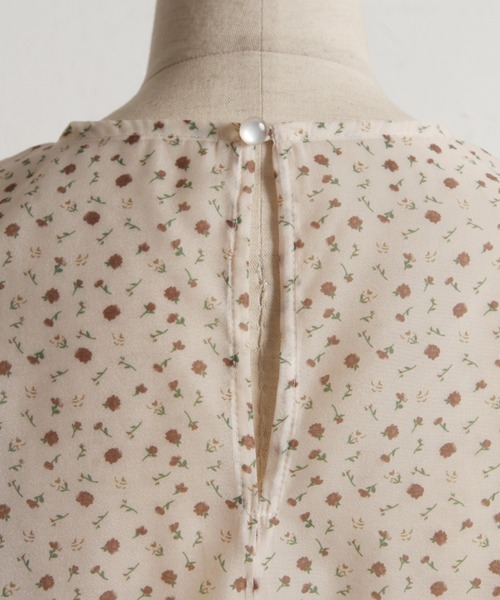 tocco closet(トッコ クローゼット)の「【ZOZO限定】小花柄デザインドロストスリーブブラウス(シャツ/ブラウス・レディース・ブラック/ブルー/ブラウン・M)」の9枚目の写真