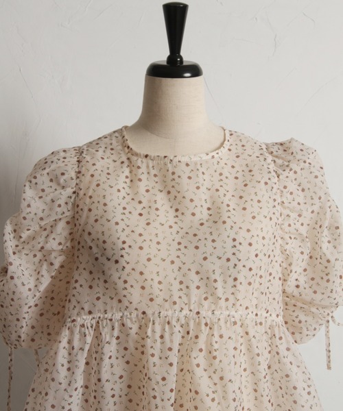 tocco closet(トッコ クローゼット)の「【ZOZO限定】小花柄デザインドロストスリーブブラウス(シャツ/ブラウス・レディース・ブラック/ブルー/ブラウン・M)」の10枚目の写真