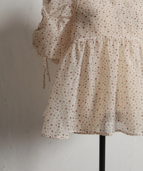 tocco closet(トッコ クローゼット)の「【ZOZO限定】小花柄デザインドロストスリーブブラウス(シャツ/ブラウス・レディース・ブラック/ブルー/ブラウン・M)」の12枚目の写真