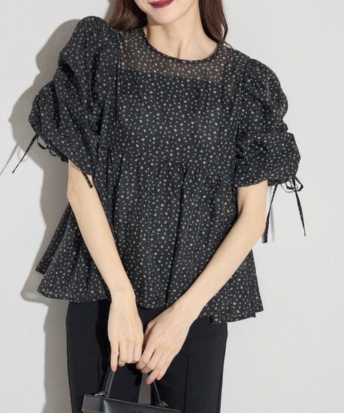 tocco closet(トッコ クローゼット)の「【ZOZO限定】小花柄デザインドロストスリーブブラウス(シャツ/ブラウス・レディース・ブラック/ブルー/ブラウン・M)」の15枚目の写真
