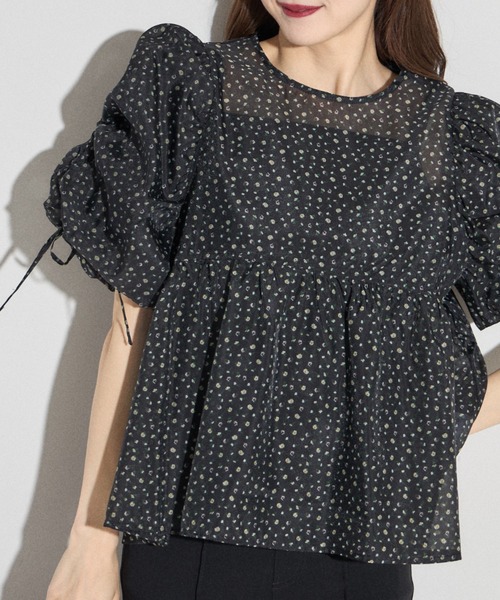 tocco closet(トッコ クローゼット)の「【ZOZO限定】小花柄デザインドロストスリーブブラウス(シャツ/ブラウス・レディース・ブラック/ブルー/ブラウン・M)」の17枚目の写真