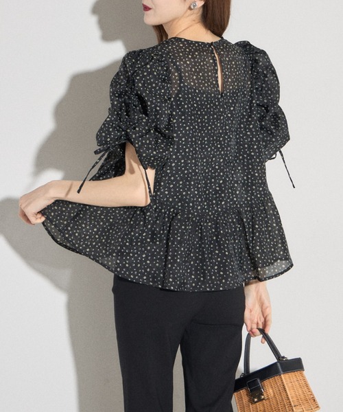 tocco closet(トッコ クローゼット)の「【ZOZO限定】小花柄デザインドロストスリーブブラウス(シャツ/ブラウス・レディース・ブラック/ブルー/ブラウン・M)」の16枚目の写真