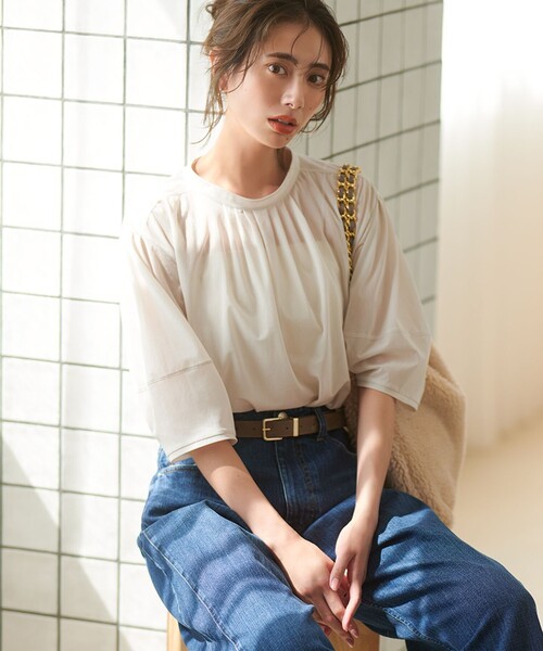 23区(ニジュウサンク)の「【洗える】クリアトリコットジャージー ギャザーフォルム カットソー(Tシャツ/カットソー・レディース・ベージュ系/カーキ系/ブラック系/ブルー系・38)」の2枚目の写真