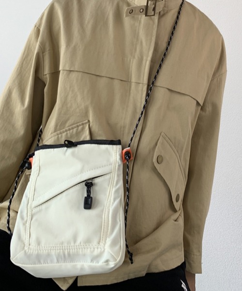TONE SELECT GOODS(トーンセレクトグッズ)の「urbanfemine./カジュアルミニバッグ・サコッシュU7540(ハンドバッグ・レディース・ホワイト/ブラック/ブルー・FREE)」の1枚目の写真