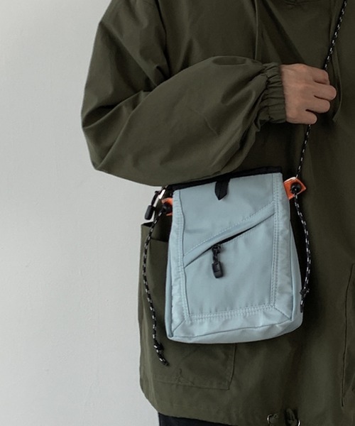 TONE SELECT GOODS(トーンセレクトグッズ)の「urbanfemine./カジュアルミニバッグ・サコッシュU7540(ハンドバッグ・レディース・ホワイト/ブラック/ブルー・FREE)」の3枚目の写真