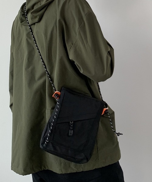 TONE SELECT GOODS(トーンセレクトグッズ)の「urbanfemine./カジュアルミニバッグ・サコッシュU7540(ハンドバッグ・レディース・ホワイト/ブラック/ブルー・FREE)」の2枚目の写真