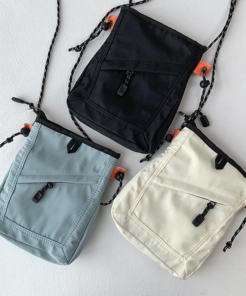 TONE SELECT GOODS(トーンセレクトグッズ)の「urbanfemine./カジュアルミニバッグ・サコッシュU7540(ハンドバッグ・レディース・ホワイト/ブラック/ブルー・FREE)」の4枚目の写真