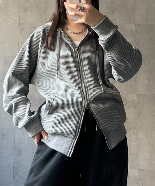 CREARE -LINO-(クレアーレリノ)の「〈ユニセックス商品〉ワッフルZIPパーカー(パーカー・メンズ・ベージュ/グレー/ブラック・XL/L/M)」の4枚目の写真