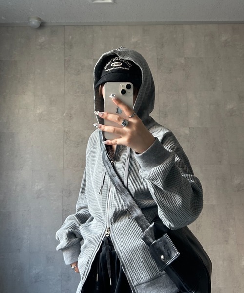 CREARE -LINO-(クレアーレリノ)の「〈ユニセックス商品〉ワッフルZIPパーカー(パーカー・メンズ・ベージュ/グレー/ブラック・XL/L/M)」の9枚目の写真