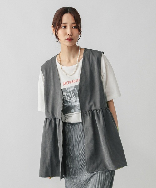 GLOBAL WORK（グローバルワーク）の「ピーチサテンベスト/580832（ベスト・レディース・グレイッシュベージュ/スミクロ/キャメル・FREE）」の2枚目の写真