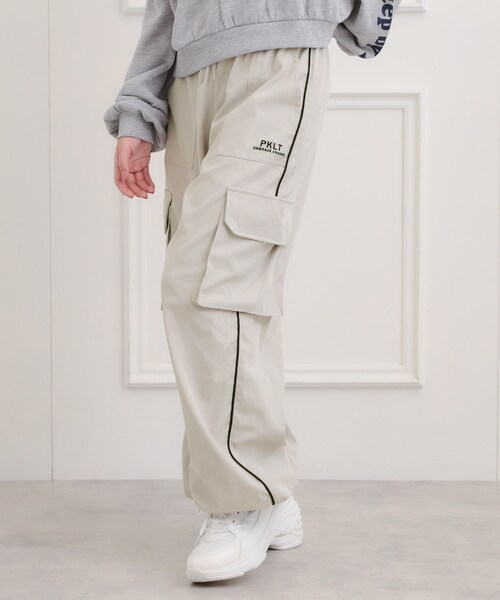 PINK-latte（ピンクラテ）の「ベーシックパイピングカーゴパンツ（その他パンツ・キッズ・ライトグレー/ブラック/パープル/カーキ・13/15 /16/14）」の2枚目の写真