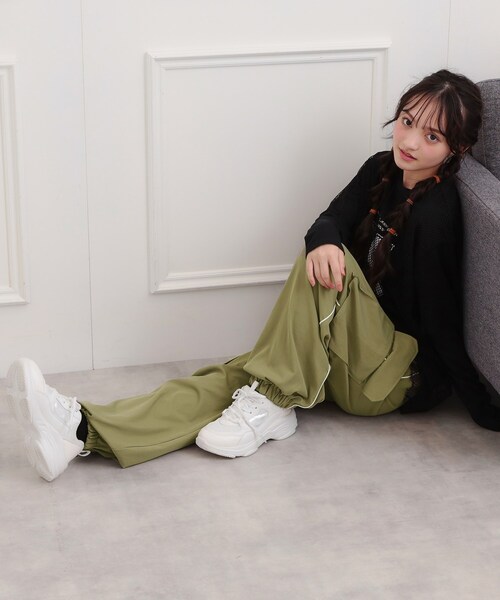 PINK-latte（ピンクラテ）の「ベーシックパイピングカーゴパンツ（その他パンツ・キッズ・ライトグレー/ブラック/パープル/カーキ・13/15 /16/14）」の5枚目の写真