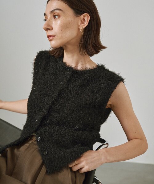 CAPRICIEUX LE'MAGE（カプリシューレマージュ）の「スパンコールフェザーベスト（ニット/セーター・レディース・ブラック/ベージュ・FREE）」の2枚目の写真