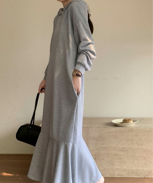 Maison Calme(メゾンカルム)の「【リラックス】マーメイド ボリュームスリーブ スウェットロングワンピース【フレア切り替え】(ワンピース・レディース・ブラック/グレー・F)」の6枚目の写真