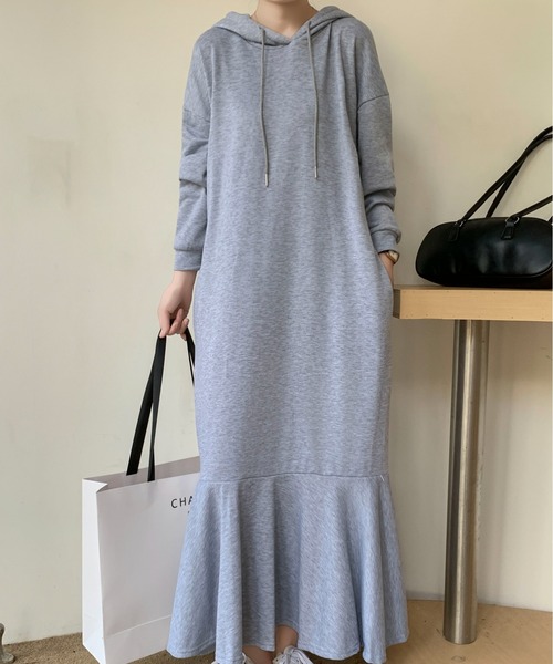 Maison Calme(メゾンカルム)の「【リラックス】マーメイド ボリュームスリーブ スウェットロングワンピース【フレア切り替え】(ワンピース・レディース・ブラック/グレー・F)」の14枚目の写真