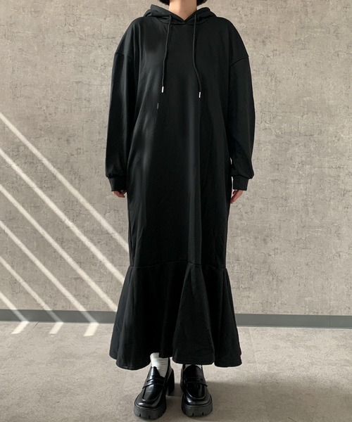 Maison Calme(メゾンカルム)の「【リラックス】マーメイド ボリュームスリーブ スウェットロングワンピース【フレア切り替え】(ワンピース・レディース・ブラック/グレー・F)」の22枚目の写真