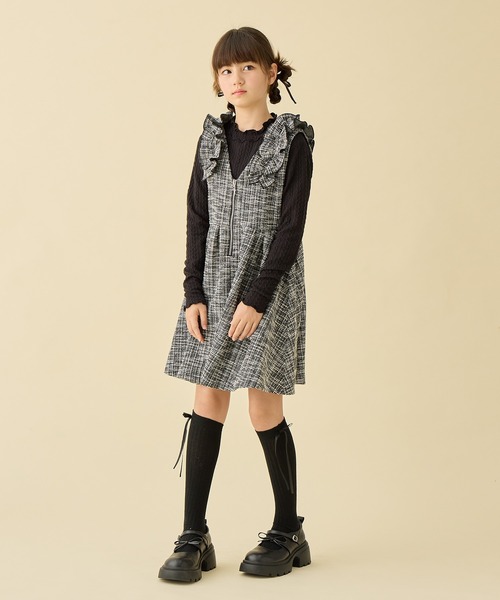 Amourire girl(アムリールガール)の「カットツイード ハーフジップジャンパースカート×リブニットソーセット(ワンピース・キッズ・ブラック/オフホワイト・130cm/140cm/150cm/160cm)」の3枚目の写真