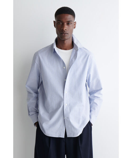 COS（コス）の「コットンオックスフォードシャツ（シャツ/ブラウス・メンズ・ホワイト/ホワイト×ブルー・S/XL/L/M）」の2枚目の写真