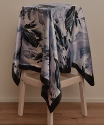 VIBGYOR Women(ヴィブジョー ウィメン)の【resonance】大花柄 スモーキーカラー シルクタッチ 大判スカーフ【7色展開】【マルチウェイ】(バンダナ/スカーフ)