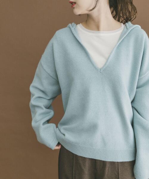ITEMS URBANRESEARCH(アイテムズ アーバンリサーチ)の「スキッパーフードニット(ニット/セーター・レディース・ベージュ/ブルー/チャコールグレー・FREE)」の3枚目の写真