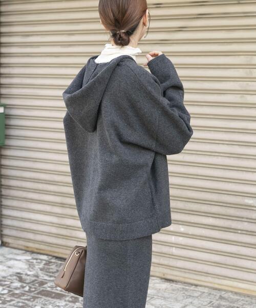 ITEMS URBANRESEARCH(アイテムズ アーバンリサーチ)の「スキッパーフードニット(ニット/セーター・レディース・ベージュ/ブルー/チャコールグレー・FREE)」の4枚目の写真