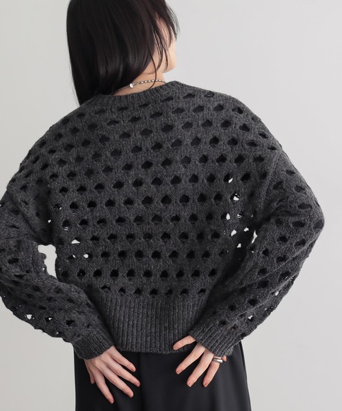 for/c(フォーシー)の「大きめメッシュウール混ニット【サスティナブル】(ニット/セーター・レディース・オフホワイト/チャコール/グレー・L/M)」の6枚目の写真