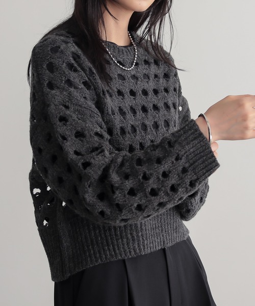 for/c(フォーシー)の「大きめメッシュウール混ニット【サスティナブル】(ニット/セーター・レディース・オフホワイト/チャコール/グレー・L/M)」の5枚目の写真