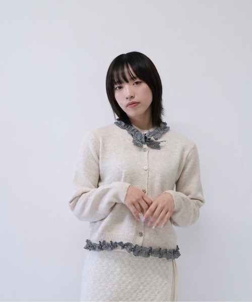 Uenui(ウニュイ)の「【 cunii 】フリル ギンガム チェック リボン ニット カーディガン レディース 長袖 フェミニン 韓国 風 ガーリー トップス(カーディガン/ボレロ・レディース・アイボリー/グレー・FREE)」の13枚目の写真